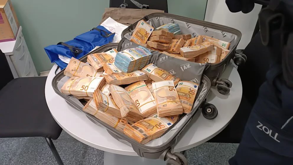 stirisurse.ro pensionar special prins pe aeroport cu 455 000 euro in valiza suspiciuni de activitati ilegale